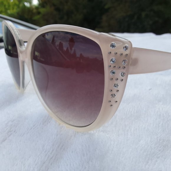 Bundle 1 Jessica Simpson sunglass & 2 gift pairs, brand new main image 12